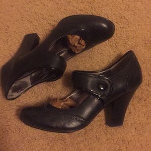 Sofft black embossed heels